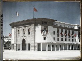 Image représentant La banque d'État du Maroc sur l'avenue du Dar el-Makhzen
