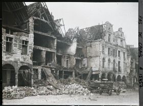 Image représentant France, Arras, Maisons en ruines sur la grande Place