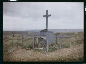 Image représentant France, Fort de Douaumont, Monument élevé aux soldats morts au 137e d'infanterie à la fameuse "tranchée des fusils"