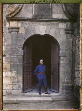 Image représentant Soldat devant l'entrée d'une église