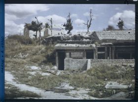 Image représentant France, Ste Marie a Py, La Gare, au 1er plan abris bétonnés