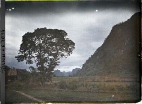 Image représentant Un paysage du massif de Bac-so'n (ou massif De Cai-binh)