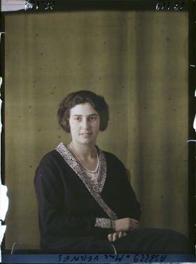 Image représentant https://musee-albert-kahn.s-museum.fr/home/NWQ2OTAwYzNmYjZlZTk1ZWQwODJmMjY4L2dlbmVyaWMtbm90aWNlLXRhYi9hdXRob3JpdHkvNjE3YTc5ZjVjZjhiODk2OGIzMzM3ZDIx/5d6900c3fb6ee95ed082f268/generic-notice-tab/authority/617a79ebcf8b8968b33379d1 Madame Antoinette Vernes