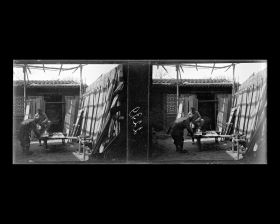 Image représentant Dans un atelier de menuiserie, peut-être sur Wangfudajie ("avenue des Résidences Princières")