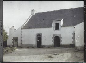 Image représentant Madame Rozo devant sa maison à Port-Navalo