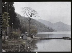 Image représentant Les bords du lac Chuzenji pris depuis le pont Ojiri