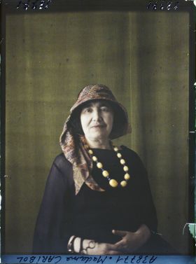 Image représentant https://musee-albert-kahn.s-museum.fr/home/NWQ2OTAwYzNmYjZlZTk1ZWQwODJmMjY4L2dlbmVyaWMtbm90aWNlLXRhYi9hdXRob3JpdHkvNjE3YTc5ZjVjZjhiODk2OGIzMzM3ZDIx/5d6900c3fb6ee95ed082f268/generic-notice-tab/authority/617a79ebcf8b8968b3336a2c Madame Zoé Caribol