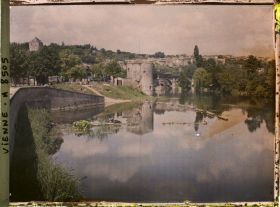 Image représentant Vue sur le Clain et des vestiges de l'ancien château militaire