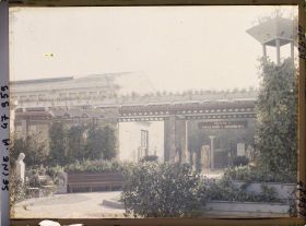 Image représentant L'Exposition des arts décoratifs, Jardin de Jacques Greber, esplanade des Invalides, proche du patio des artistes décorateurs et de la galerie de la section française