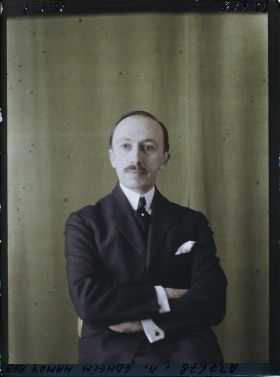 Image représentant Monsieur  https://musee-albert-kahn.s-museum.fr/home/NWQ2OTAwYzNmYjZlZTk1ZWQwODJmMjY4L2dlbmVyaWMtbm90aWNlLXRhYi9hdXRob3JpdHkvNjE3YTc5ZjVjZjhiODk2OGIzMzM3ZDIx/5d6900c3fb6ee95ed082f268/generic-notice-tab/authority/617a79ebcf8b8968b3336c75 Edheim Hamdy Bey