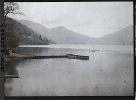 Image représentant Les bords du lac Chuzenji pris depuis le pont Ojiri