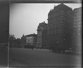 Image représentant Grand Army Plaza et les immeubles construits sur la 5ème Avenue