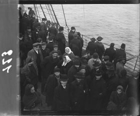 Image représentant Emigrants, probablement originaires d'Europe orientale, installés sur l'entrepont dans l'attente du débarquement à New-York