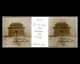 Image représentant Ming Shisanling ("Treize Tombeaux des Ming"). Beiting ("pavillon de la Stèle")