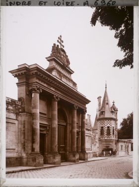 Image représentant Le portail du palais des Archevêques, actuel musée des Beaux-Arts, place François Sicard, et une maison Renaissance à l'angle de la rue des Ursulines