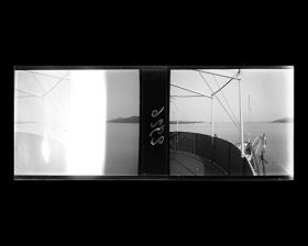 Image représentant La passerelle du pont supérieur à l'avant du vapeur chinois Kiang-Yu sur le Yangzijiang ("fleuve Bleu")