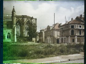 Image représentant France, Etain , Nouvelles maisons et abside de l'Eglise