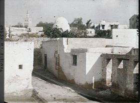 Image représentant La rue des Selliers, à l'arrière-plan, le minaret de la mosquée de la Casbah