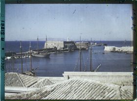 Image représentant Le petit port vénitien, avec son fort, et quelques bateaux, depuis la ville