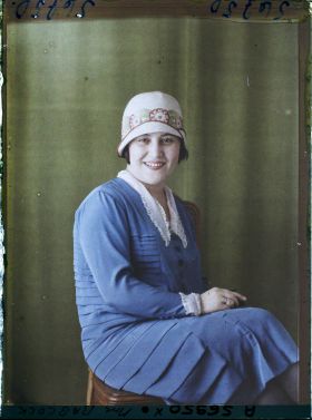 Image représentant https://musee-albert-kahn.s-museum.fr/home/NWQ2OTAwYzNmYjZlZTk1ZWQwODJmMjY4L2dlbmVyaWMtbm90aWNlLXRhYi9hdXRob3JpdHkvNjE3YTc5ZjVjZjhiODk2OGIzMzM3ZDIx/5d6900c3fb6ee95ed082f268/generic-notice-tab/authority/617a79ebcf8b8968b33367ce Madame Babcock