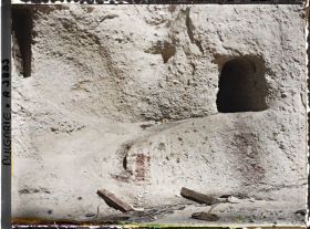 Image représentant Deux entrées de caves à vin creusées dans la falaise et traces de coulées de vin