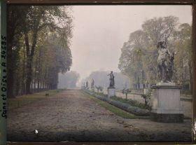 Image représentant L'allée des Statues dans le petit parc