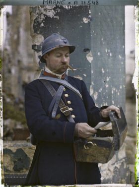 Image représentant Portrait d'un facteur en uniforme