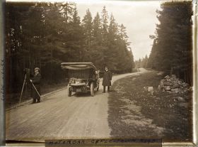 Image représentant Auguste Léon réglant son appareil photographique et photographié par Anders Beer Wilse