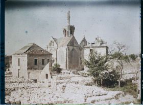 Image représentant France, Vailly, L'Eglise vue à travers les ruines