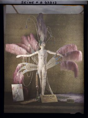 Image représentant L'Exposition des arts décoratifs, Costumes de scène, classe 25, théâtre, dans le Grand Palais