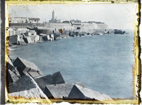Image représentant Vue du bastion de l'Amirauté et du phare, prise depuis la jetée du Nord