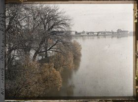 Image représentant Vue sur Bosna Brod pris du pont. Une île au milieu de la Save
