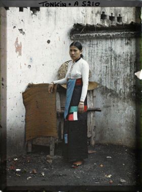 Image représentant Une jeune femme d'ethnie thaï, originaire de Lai-chau (Mg Lai) dans la haute région tonkinoise
