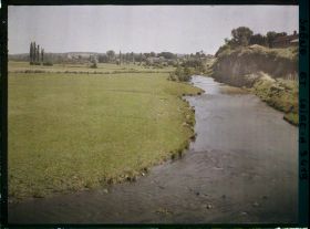 Image représentant Panorama des environs d'Autun et sur l'Arroux depuis le pont du même nom, avec à droite les vestiges des remparts augustéens