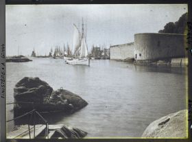 Image représentant Les remparts et le port