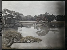 Image représentant Jardin Kôrakuen : l'étang Sawa-no-ike et deux de ses îles