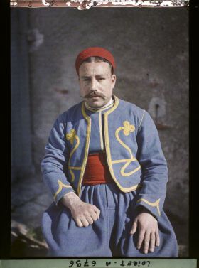 Image représentant Sara ben Mohammed, originaire de Kairouan en tenue traditionnelle, posant dans l'hôpital militaire