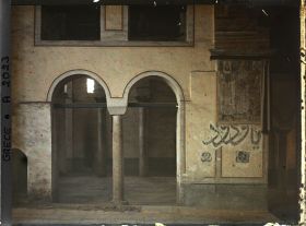 Image représentant Dans l'église Saint-Dimitri, mosaïque représentant Saint Basile, Saint Grégoire et Saint Jean