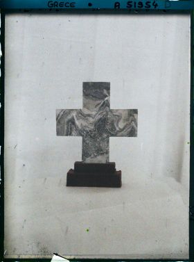 Image représentant Musée archéologique - Croix en marbre (décoration de coffret) provenant de Cnossos
