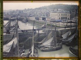 Image représentant Le port et l'Hôtel de Ville, sur le quai de la Quarantaine