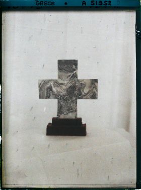 Image représentant Musée archéologique - Croix en marbre (décoration de coffret) provenant de Cnossos