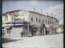 Image représentant Un marché couvert et des boutiques s'y adossant militaires et civils