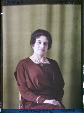 Image représentant https://musee-albert-kahn.s-museum.fr/home/NWQ2OTAwYzNmYjZlZTk1ZWQwODJmMjY4L2dlbmVyaWMtbm90aWNlLXRhYi9hdXRob3JpdHkvNjE3YTc5ZjVjZjhiODk2OGIzMzM3ZDIx/5d6900c3fb6ee95ed082f268/generic-notice-tab/authority/617a79ebcf8b8968b333694b Madame Jeanne Bordinat