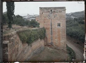 Image représentant La tour de la Cautiva depuis la tour de las Infantas sur l'enceinte menant de l'Alhambra au Generalife