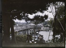 Image représentant La grande section du double pont Karahashi sur la Setagawa, vu de l'îlot central