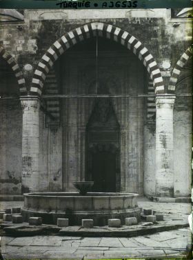 Image représentant Thrace, Andrinople, Mosquée du Sultan Mourad: la Grande Porte et le fontaine aux ablutions