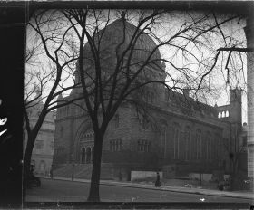 Image représentant La synagogue Beth-El, à l'angle de la 76 eme rue et de la 5eme Avenue
