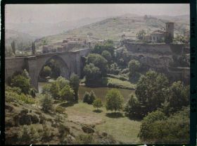 Image représentant Le pont sur l'Allier et le village vu depuis la route, de l'aval vers l'amont