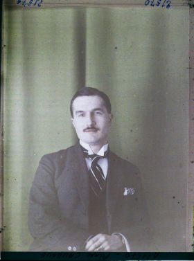 Image représentant Monsieur  https://musee-albert-kahn.s-museum.fr/home/NWQ2OTAwYzNmYjZlZTk1ZWQwODJmMjY4L2dlbmVyaWMtbm90aWNlLXRhYi9hdXRob3JpdHkvNjE3YTc5ZjVjZjhiODk2OGIzMzM3ZDIx/5d6900c3fb6ee95ed082f268/generic-notice-tab/authority/617a79ebcf8b8968b3336a43 Pierre Cauboué