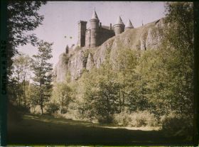 Image représentant Le château du Sailhant, vue de la cascade de Babory